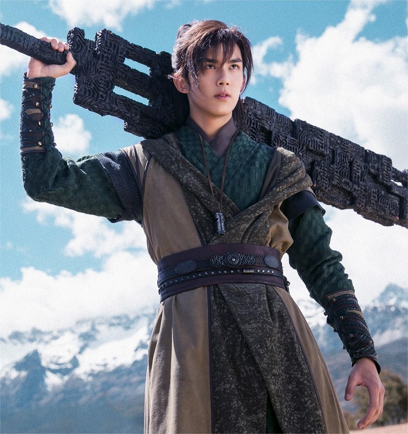 女服务员给财阀送衣服