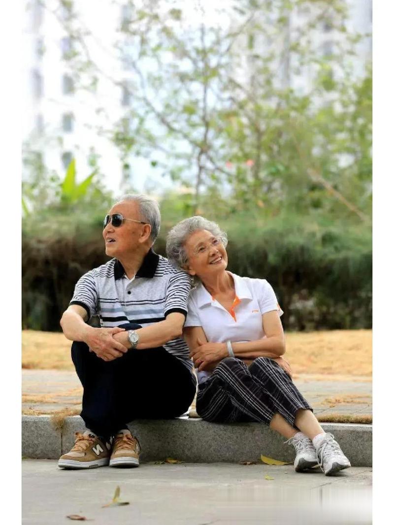 泰国女生校服_泰国女生校服长什么样