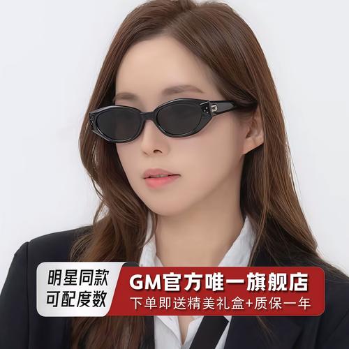 高速公路上一车龟速占道引众怒