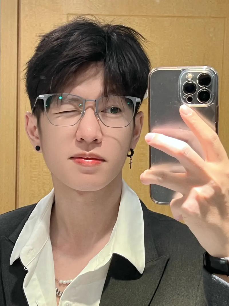 郑艳东资料郑艳东多少岁