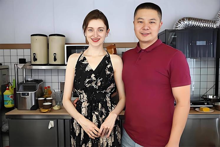 地铁回应女子打翻奶茶用围巾擦净 值得赞扬一般人做不到