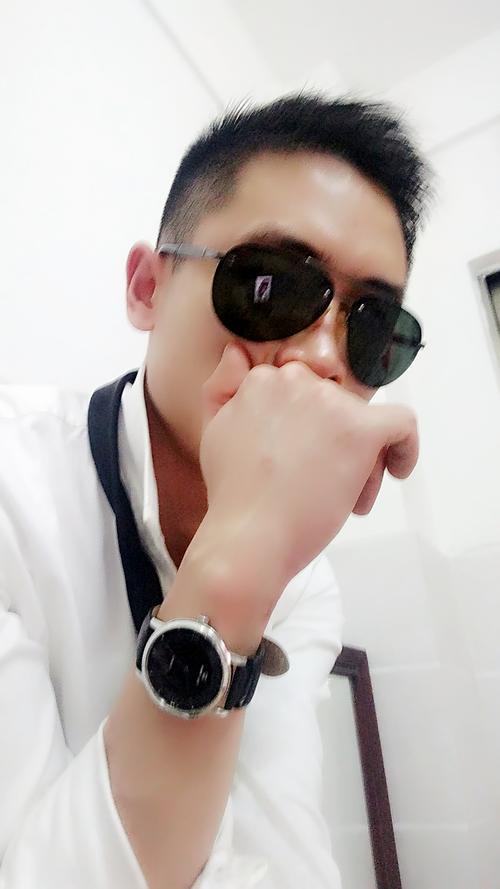 车停在树下 车停在树下面粘的全是树上的胶