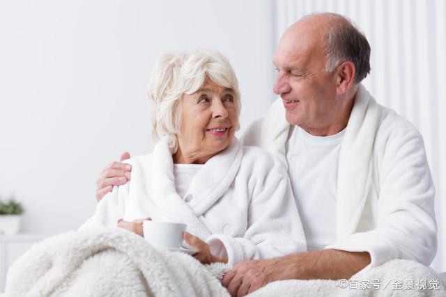 挠姐姐脚心 挠姐姐脚心搞笑片段